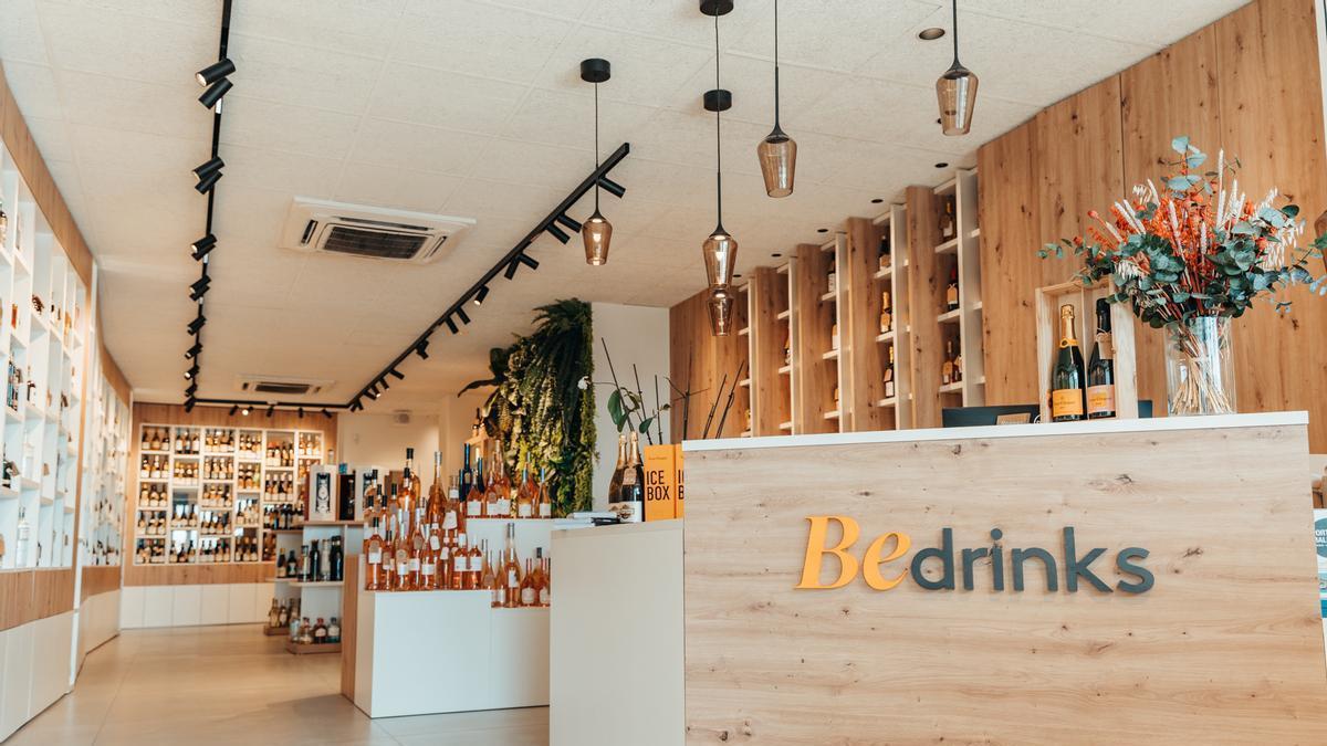 El establecimiento de Bedrinks en Ibiza ofrece una amplia exposición de sus productos, listos para comprar.