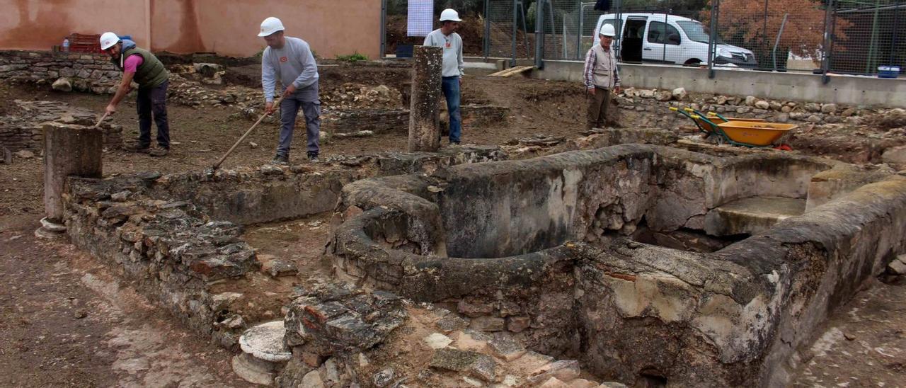 Antonio Moreno, director del Museo Arqueológico Municipal (a la derecha), junto a los trabajadores que realizan las actuaciones previas en el enclave.