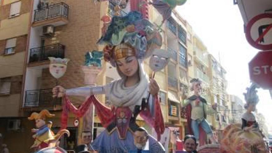 Monumento y una de las escenas de «Darrere la màsquera» de la falla Espartero-M. Plasencia.