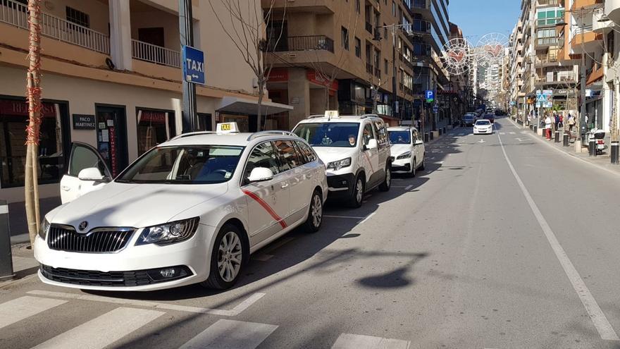 Calp renueva la ordenanza del taxi: prohibido el pantalón corto para conducir y la imagen del Peñón en los coches