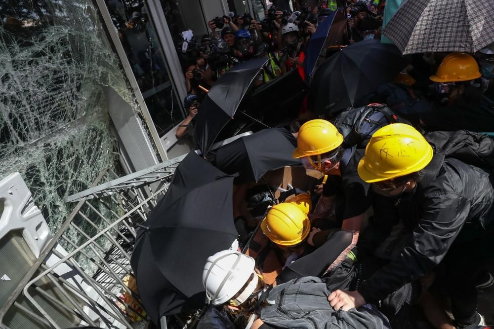 Policías y manifestantes hongkoneses chocan en ...