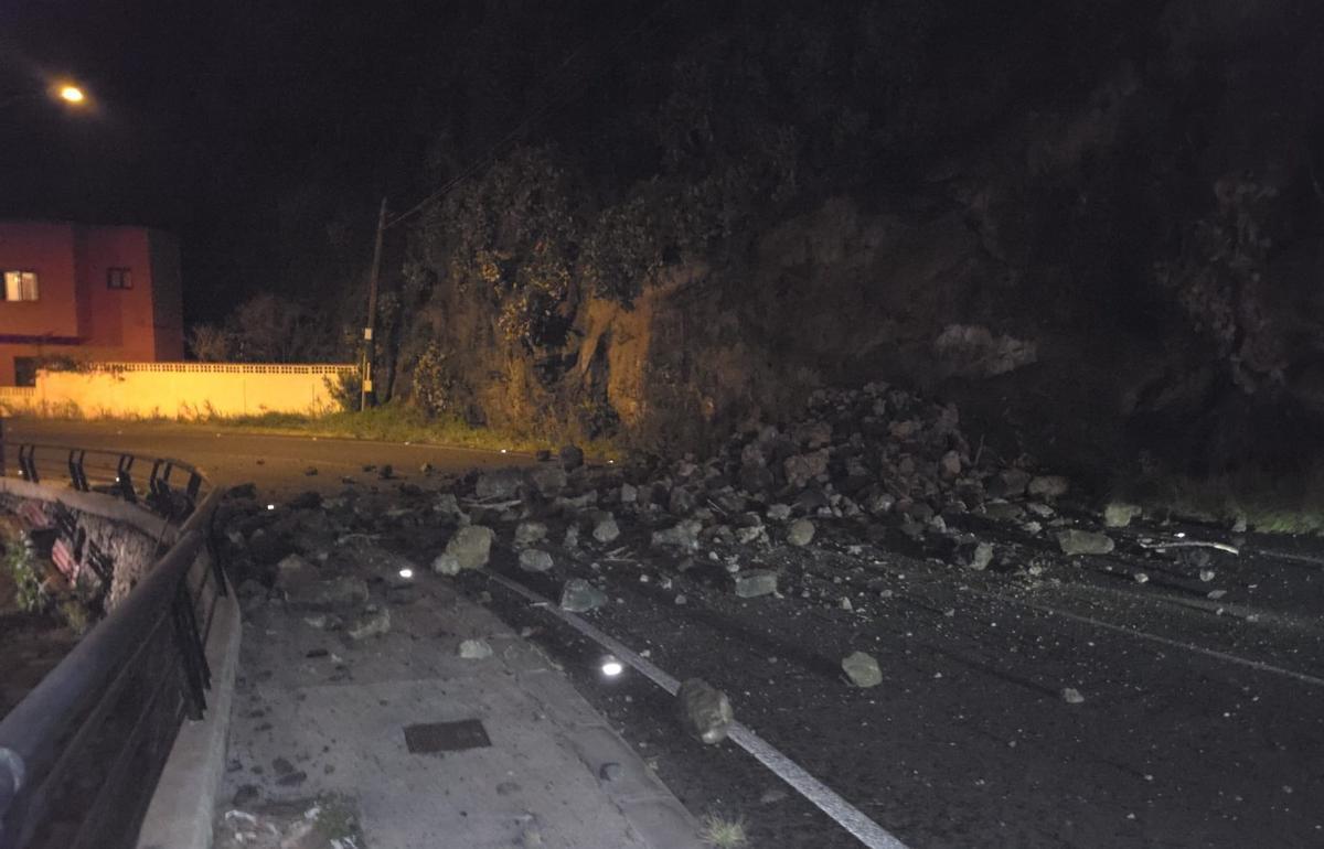 Desprendimiento en la madrugada de este viernes en Garachico, en la TF 42, en la zona de Risco Partido