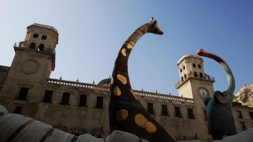 Una figura de jirafa de la Hoguera Oficial en la plaza del Ayuntamiento