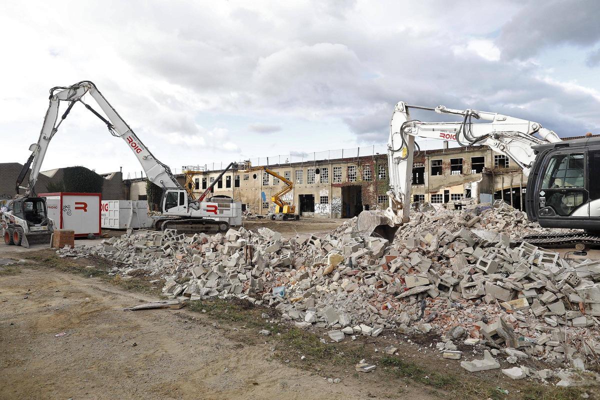 Les tasques d'enderroc de les naus del carrer Barcelona, aquest dijous.