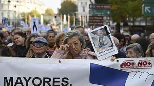 Manifestación convocada en Madrid  para pedir investigaciones sobre los fallecidos en las residencias de ancianos durante la pandemia