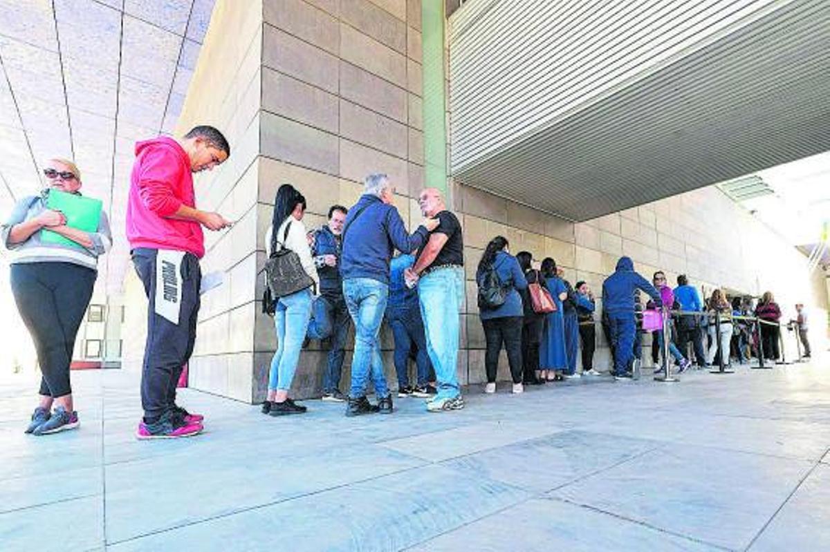 Cola para solicitar las ayudas al alquiler en la capital grancanaria poco antes del inicio de la pandemia. | | E.D.