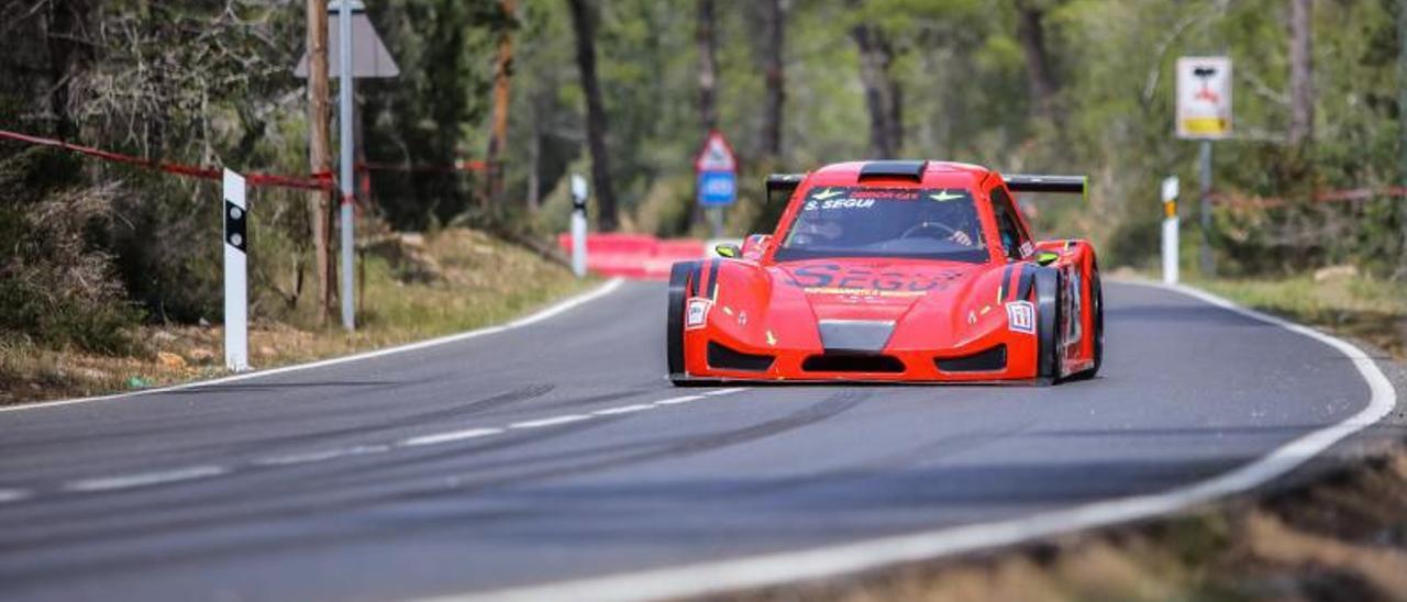 Un coche en acción en una de Pujada Aigües Blanques. | VICENT MARÍ