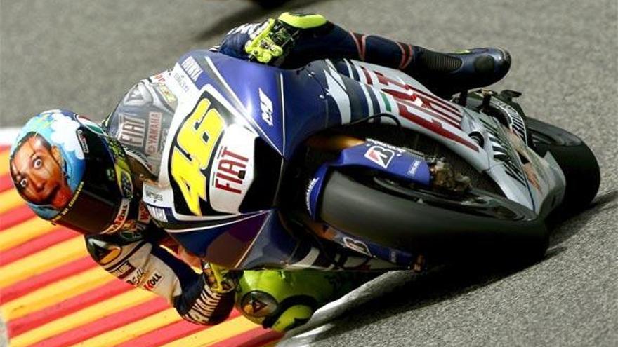 El piloto italiano Valentino Rossi, de Yamaha, en acción, durante el Gran Premio de Italia de MotoGP, disputado en el circuito de Mugello, región de Toscana, Italia.