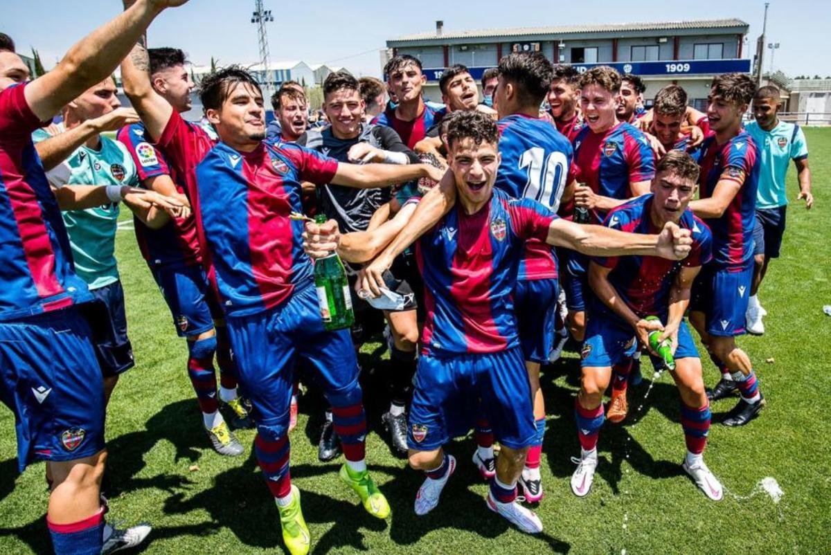 La celebración del Juvenil A del Levante UD tras ser campeones de liga