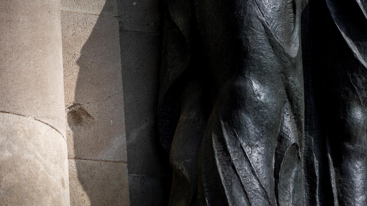 Un impacto de bala en la escultura Mujer con ángel, de Vicenç Navarro