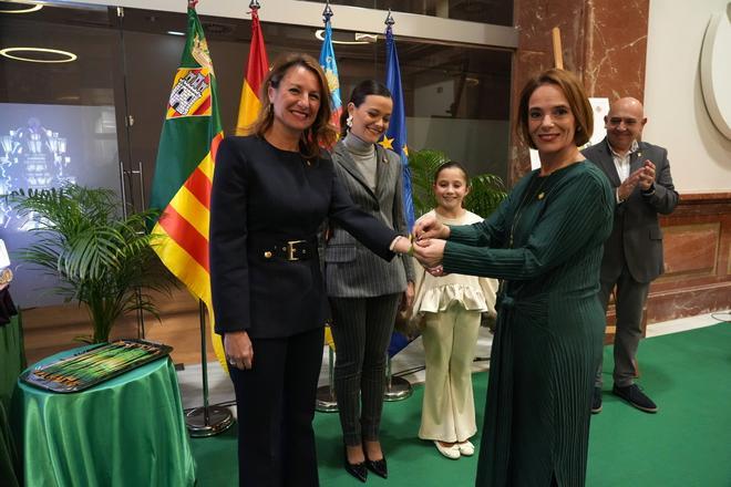 Galería de imágenes: Clara Sanz y Ana Colón reciben sus pulseras como reinas de la Magdalena 2026