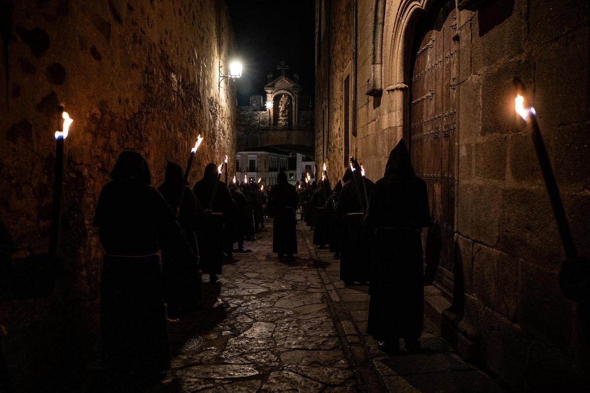 El Cristo Negro: la procesión cacereña que sale a medianoche y que atrae a miles de personas cada Miércoles Santo