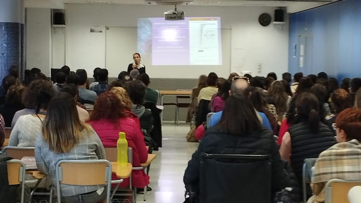 Una de las sesiones formativas que se han desarrollado dentro de este programa, dirigido a alimnos, profesores y familia.