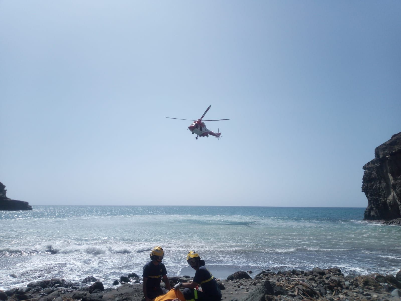 Una mujer sufre una caída en la playa de Tiritaña