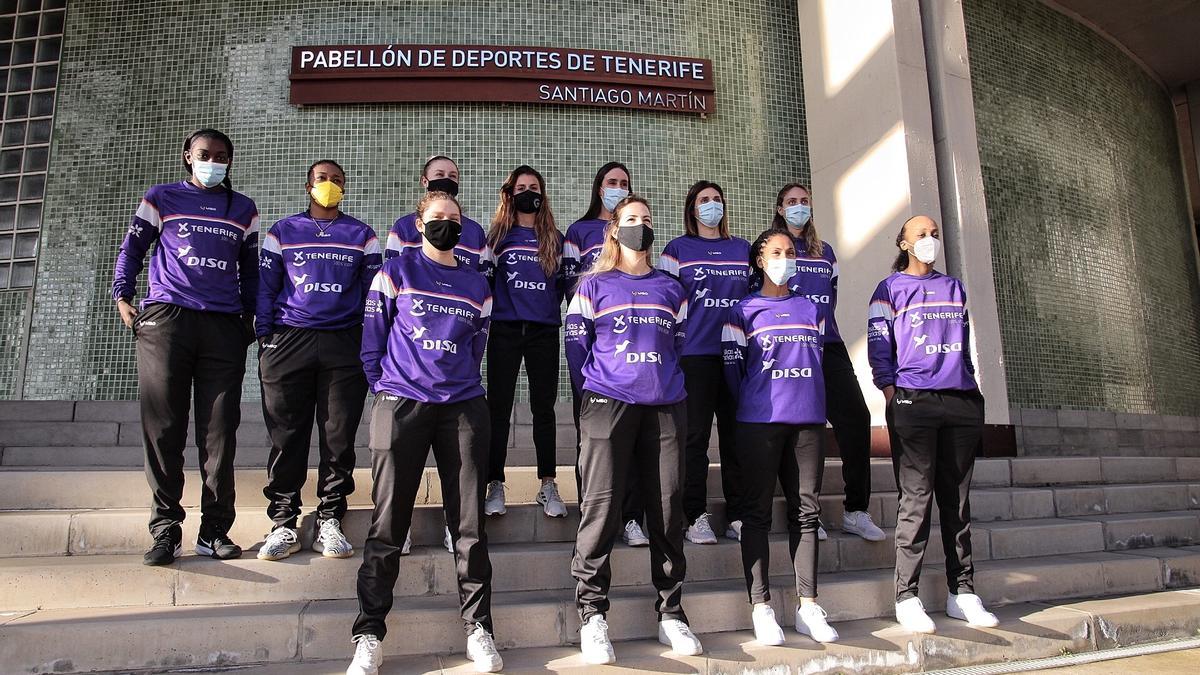 Las jugadoras del Clarinos posan frente al Santiago Martín.