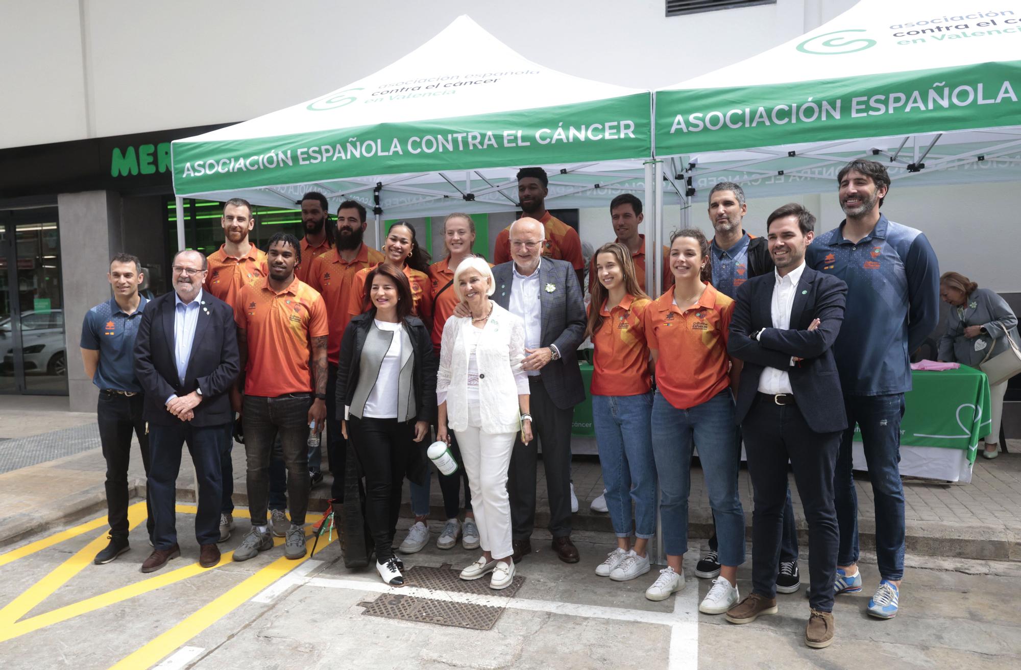 Mesa de cuestación contra el cáncer con Valencia Basket, Juan Roig y Hortensia Herrero