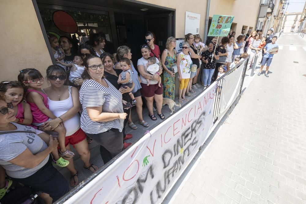 Un centenar de colomencs protesten pel tancament d'una escola bressol