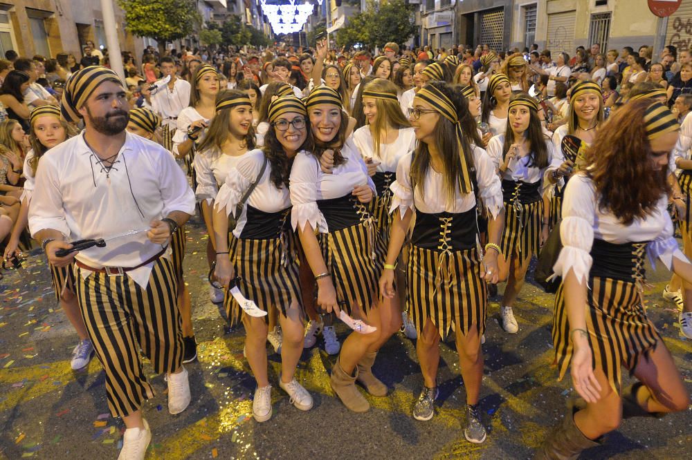 El popular desfile de la Gran Charanga en Elche reúne a más de 4.500 participantes