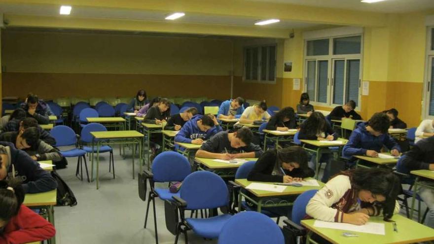 Alumnos del IES Los Valles realizan un examen.