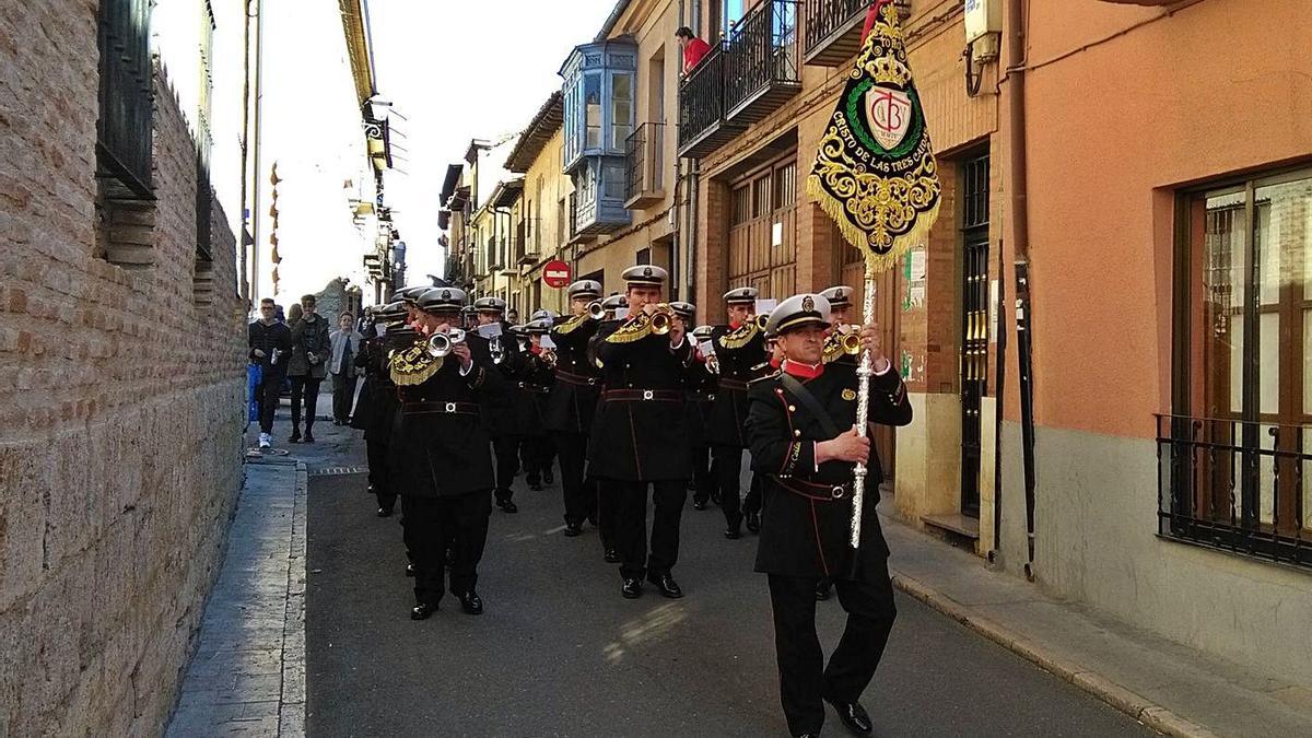 Los músicos desfilan por la calle La Reina en un encuentro de Bandas celebrado en la ciudad en 2019. | M. J. C.