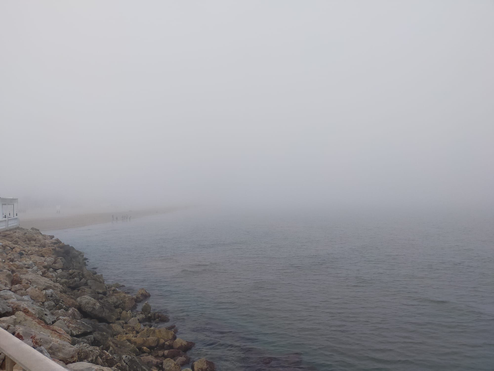 La playa de Gandia desaparece entre la niebla