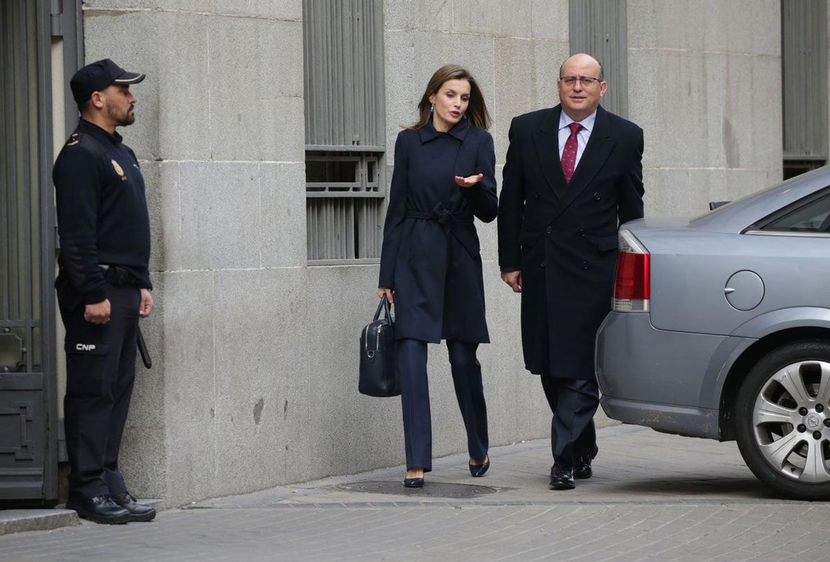 Letizia Ortiz de azul marino en su vuelta al trabajo