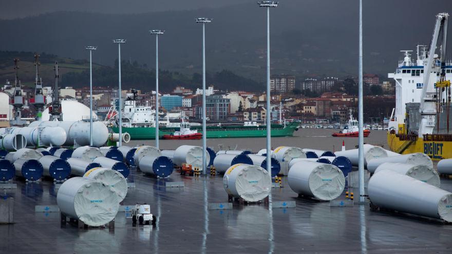 Piezas para estructuras eólicas almacenadas en los muelles del Puerto de Avilés.