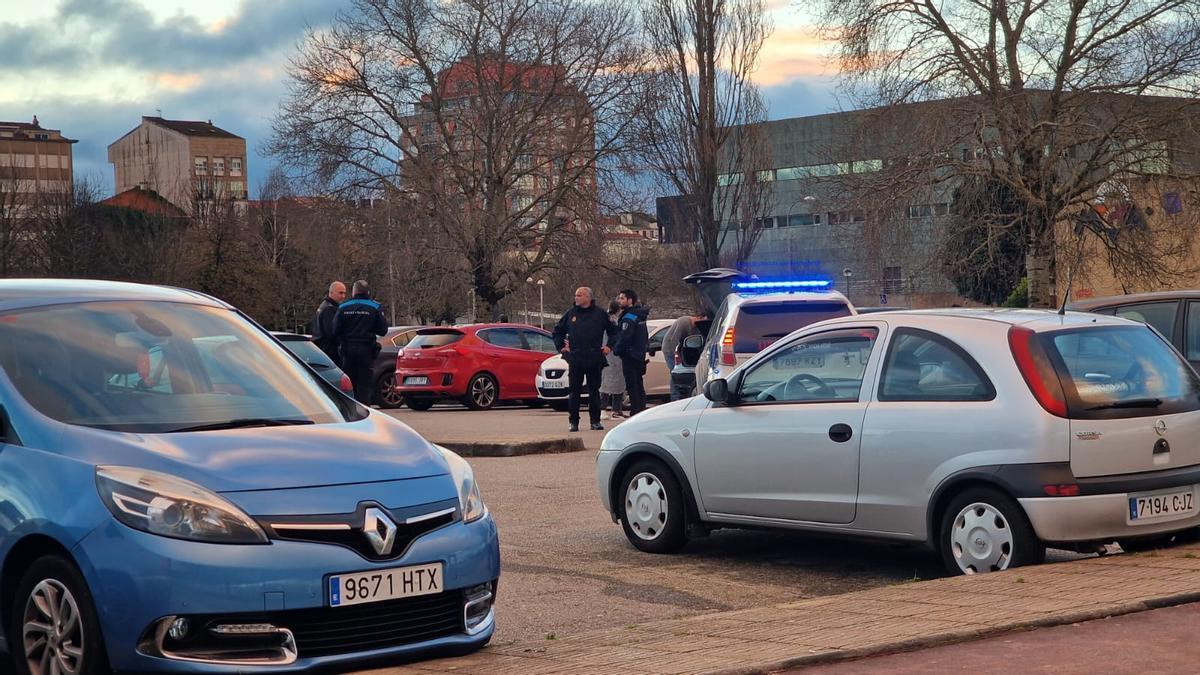 Los efectivos policiales desplazados a la zona portuaria.