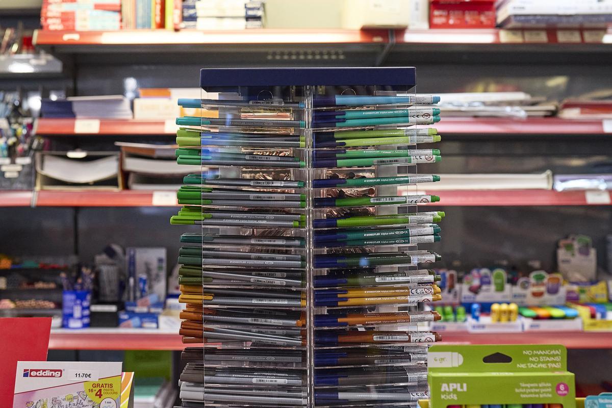 31/08/2023 Bolígrafos de diferentes colores en la papelería Carlin, a 31 de agosto de 2023, en Madrid (España). El gasto medio previsto para la vuelta al colegio de este año se sitúa en 265 euros por hijo, un 5% menos que en 2022 (278 euros), según una encuesta online realizada por el Observatorio Celetem a 1.000 españoles mayores de 18 años durante este mes de agosto. La encuesta constata que un 29% de los encuestados tiene intención de realizar un mayor desembolso, lo que supone un descenso de seis puntos porcentuales respecto al año anterior, cuando era del 35%. Además, desciende también el porcentaje de aquellos que gastarán menos, con un 15% frente al 17% que manifestaron su intención de realizar un mayor gasto que el año anterior, mientras que la mayoría afirma tener previsto realizar un mismo desembolso, con un 56% de las menciones. ECONOMIA Jesús Hellín - Europa Press