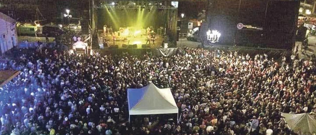 Lleno en La Dársena para uno de los conciertos de 2015.