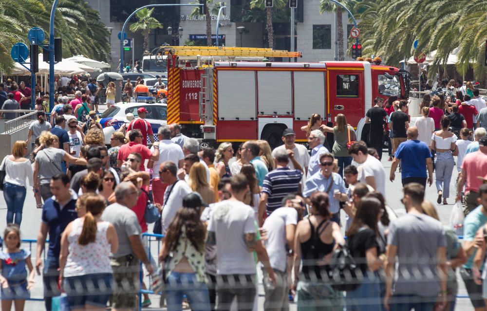 Las mascletàs previas a hogueras arrancan con mucho público y sin incidentes