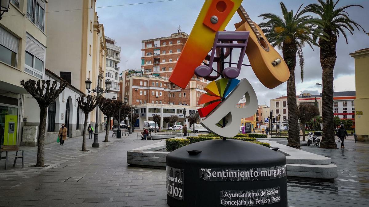 Escultura homenaje al Carnaval de Badajoz.