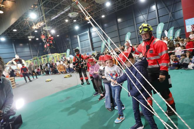 Así fue la exhibición de los Bomberos de Gijón en Mercaplana