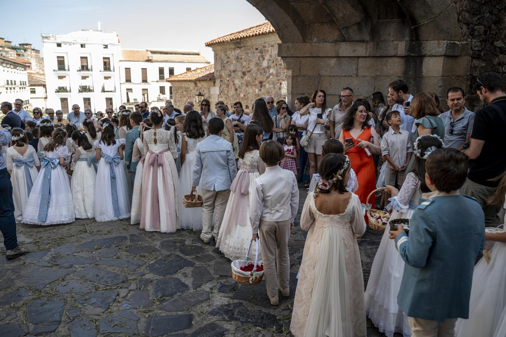 El calor da un respiro al Corpus de Cáceres: búscate en estas fotos