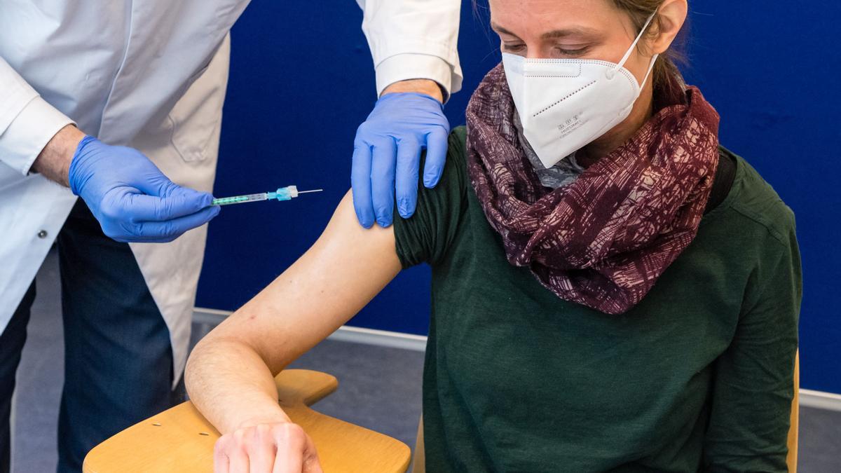 Una trabajadora sanitaria recibe la vacuna de AstraZeneca en Halle (Alemania).