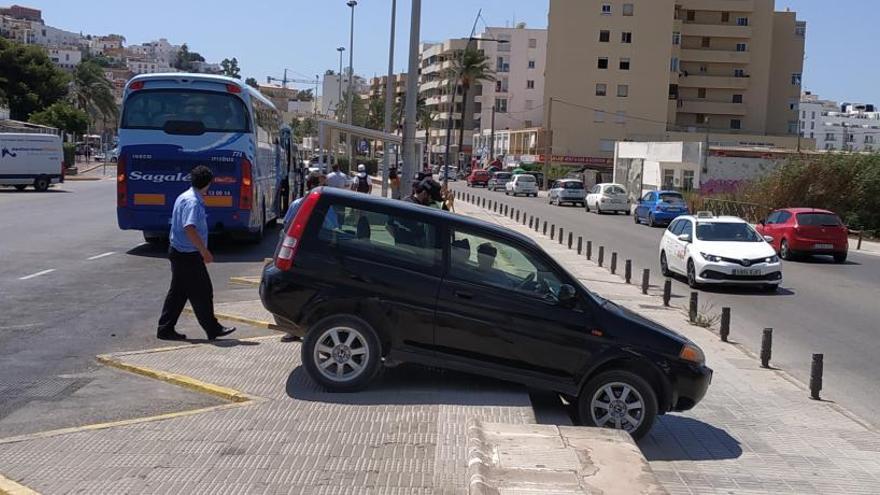 Atajo fallido para salir del puerto de Ibiza en coche