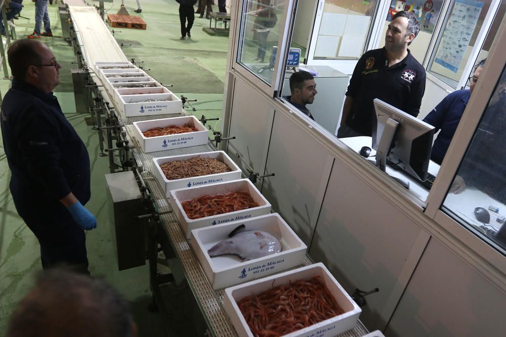 Tan solo cinco compradores y un barco se encargan de llevar el marisco y el pescado de arrastre cada día a la mesa de los malagueños donde la merluza y las gambas son las grandes protagonistas.