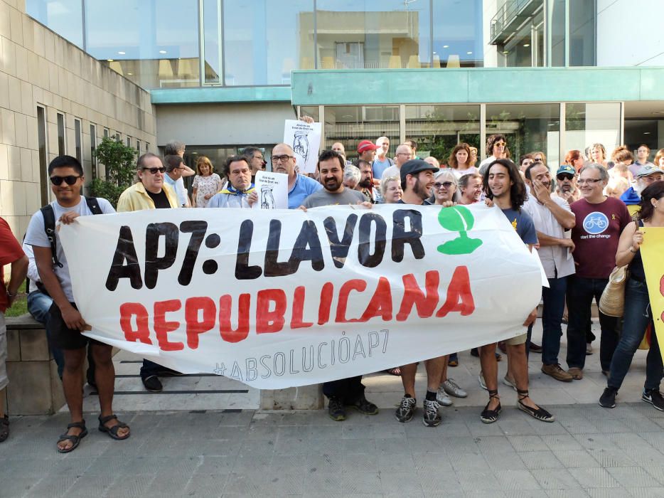 Concentració de suport als jutjats de Figueres pels investigats del tall de l'AP-7 i l'N-II