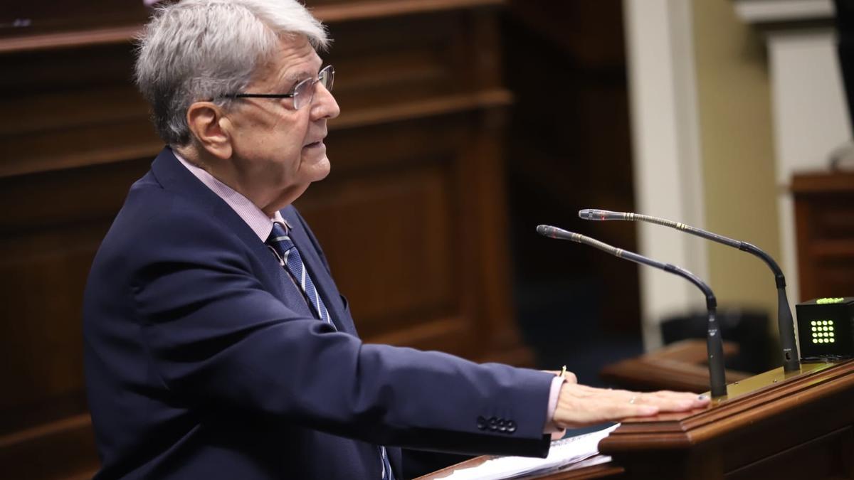 Julio Pérez durante una intervención en el Parlamento canario.