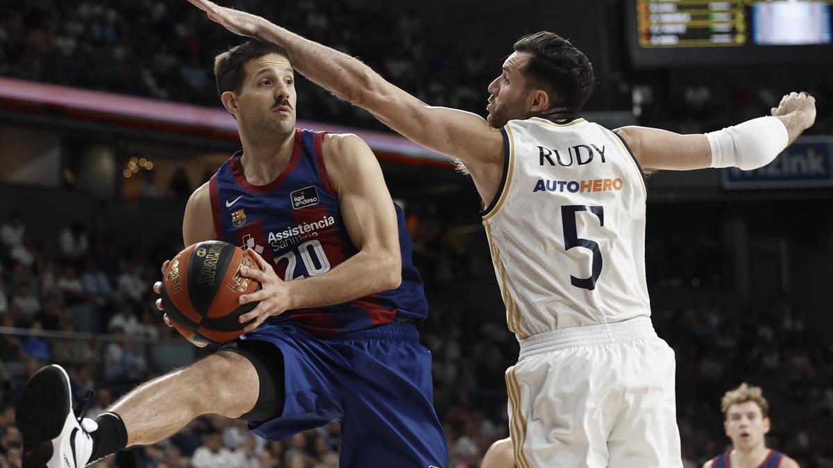 Rudy Fernández, jugador español del Real Madrid, defiende al argentino Nicolás Laprovittola, del FC Barcelona.