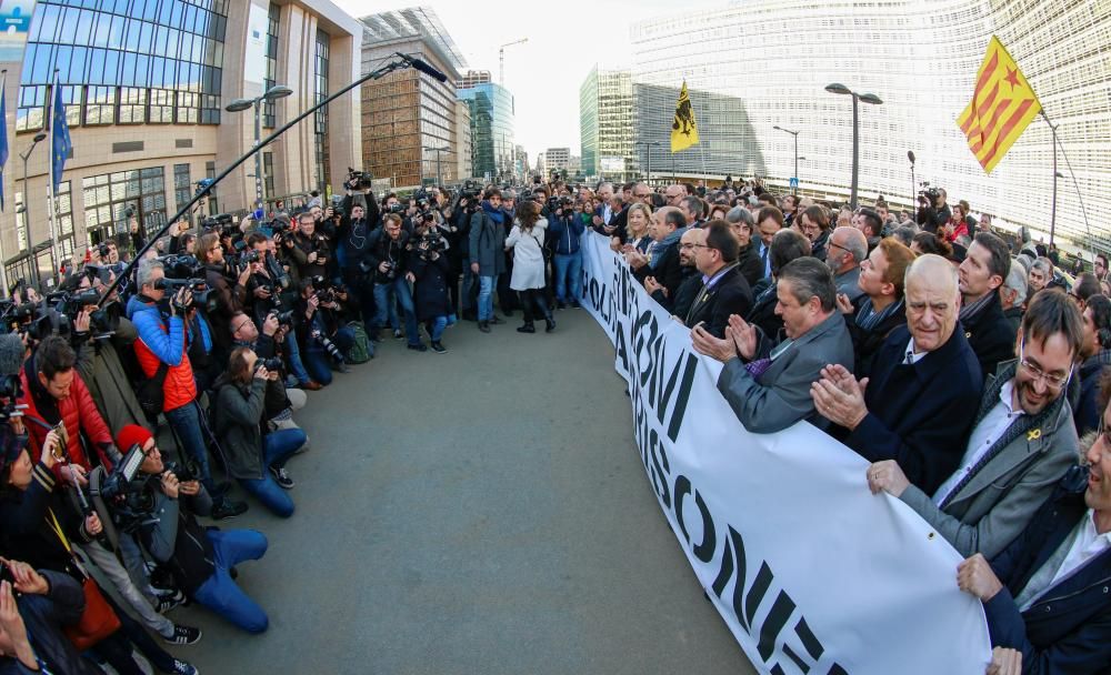 200 alcaldes catalans protesten a Brussel·les pels "presos polítics"