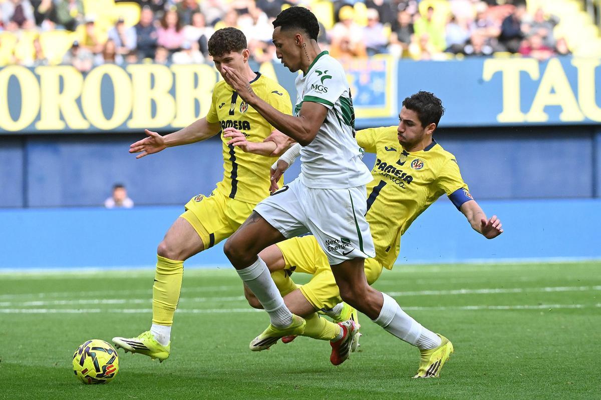Pau Navarro, junto a Comesaña, tratando de arrebatarle el esférico a Álvaro Rodríguez