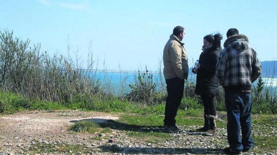 Familiares de Javier Rodrigues, entre ellos su hermano -de espaldas, a la derecha- ayer, en la zona de El Tranqueru.