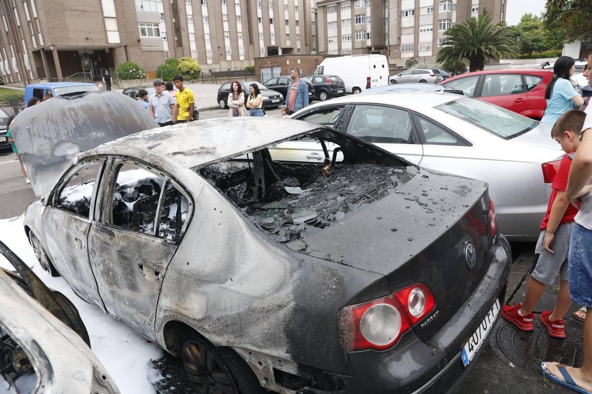 El incendio de varios coches en un parking de Gijón, en imágenes