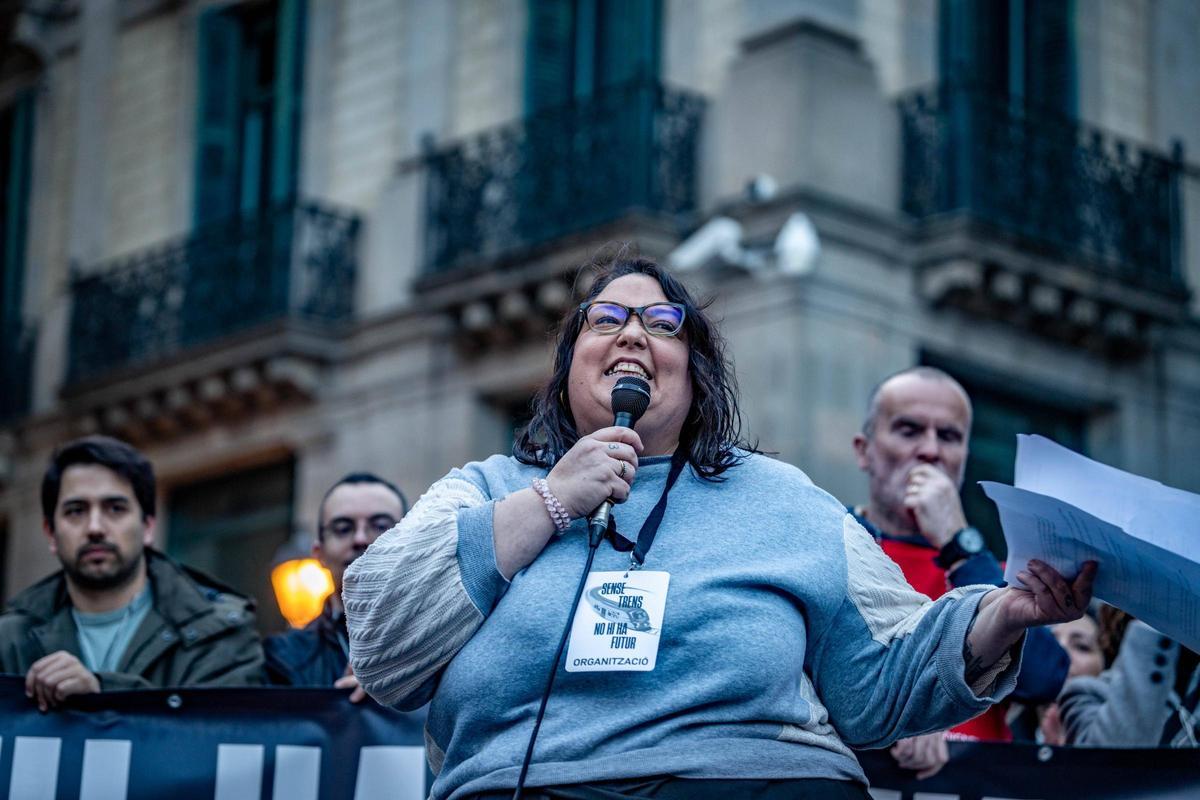 La portavoz de Dignitat a les Vies, Anna Gómez, durante el discurso final.