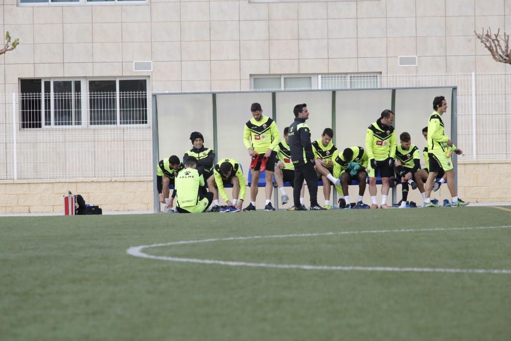 El Elche entrena en un campo de césped artificial