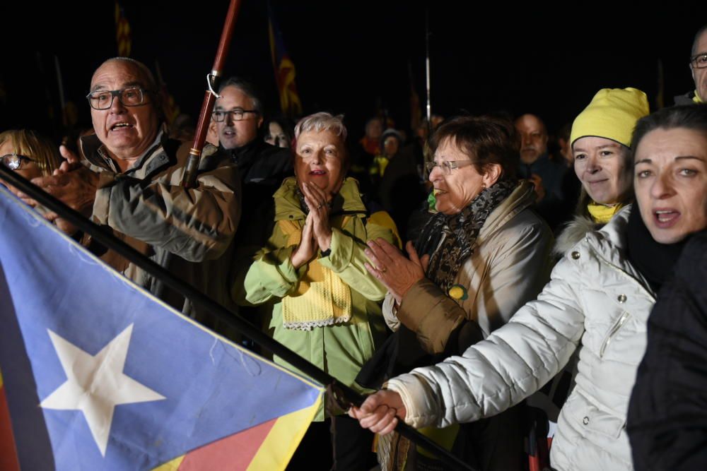 Resposta a la crida a envoltar Lledoners amb espelmes, llanternes i la llum dels mòbils