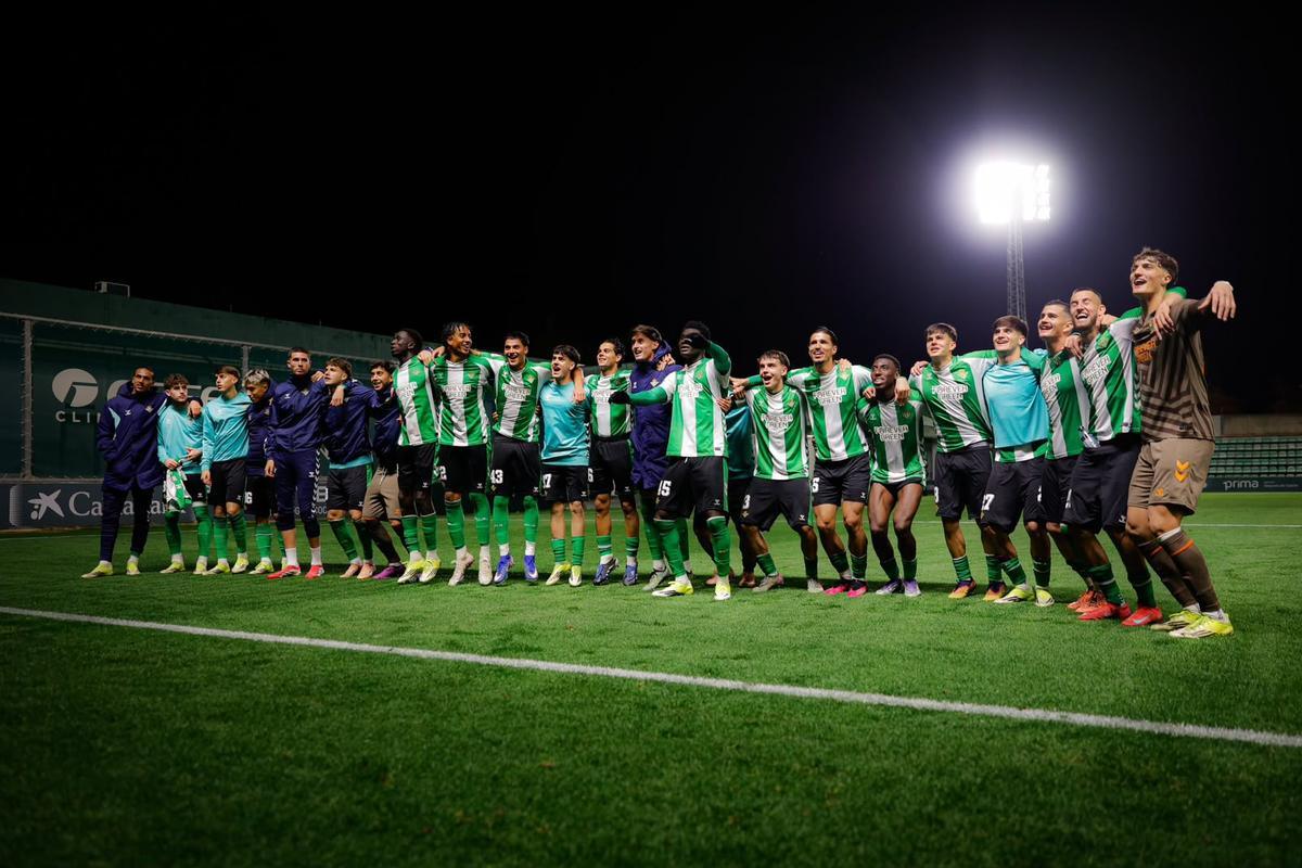 La plantilla del Betis Deportivo celebra una victoria en la Ciudad Deportiva Luis del Sol