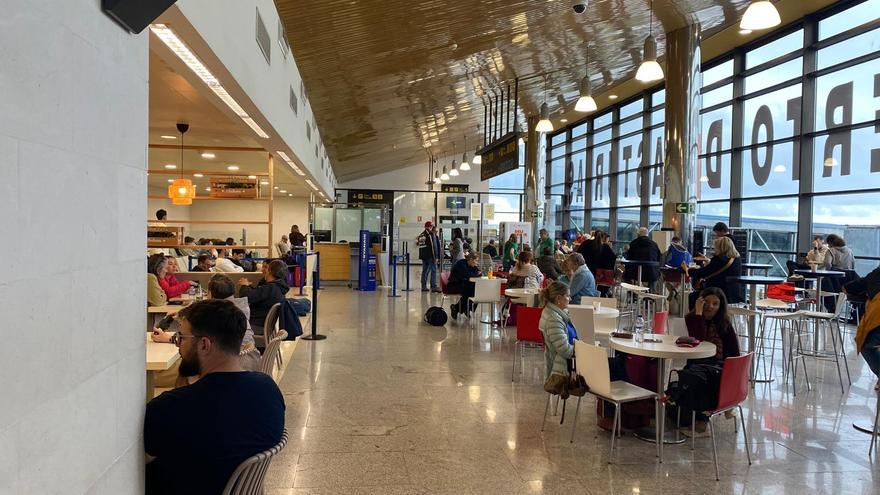 La avería de un avión de Ryanair tiene atrapados a un centenar de viajeros en Asturias