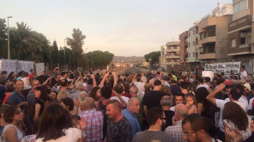 Los manifestantes bloquean el paso de un tren que llegaba desde la estación de Beniel.